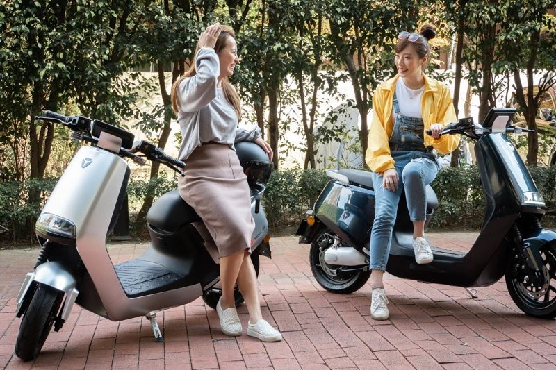 So sánh xe máy điện với xe máy xăng